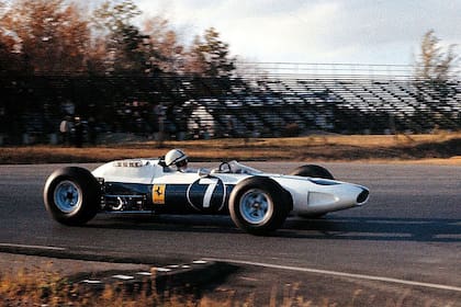 Campeones mundiales. John Surtees, al comando de la Ferrari 158 blanca y azul aseguró los títulos de pilotos y marcas de 1964