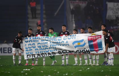 “Campeones son los que nunca se rinden... Gracias selección”, indicaba la bandera que mostraron algunos jugadores del club de Victoria en la previa del partido contra Nacional de Uruguay