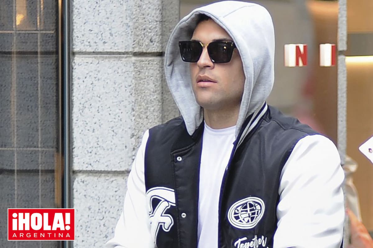 Campera con capucha y anteojos oscuros, un look ideal para pasar inadvertido para un paseo en familia.