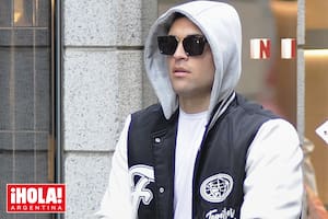 Campera con capucha y anteojos oscuros, un look ideal para pasar inadvertido para un paseo en familia.
