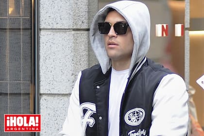 Campera con capucha y anteojos oscuros, un look ideal para pasar inadvertido para un paseo en familia.