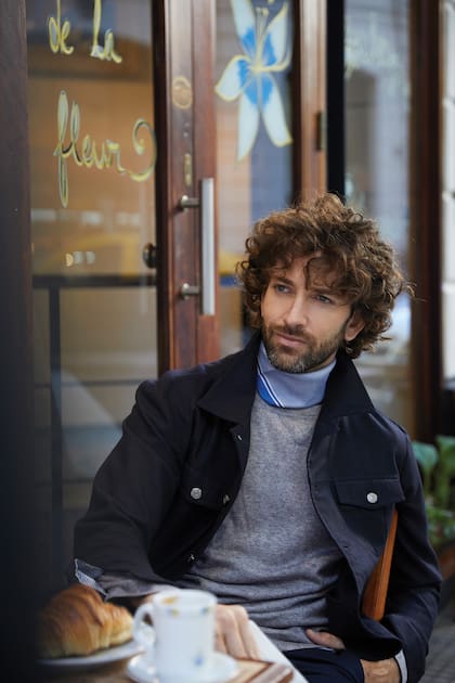 Campera de paño, sudadera de lana, pantalón chino y pañuelo de seda
al cuello (Giesso)