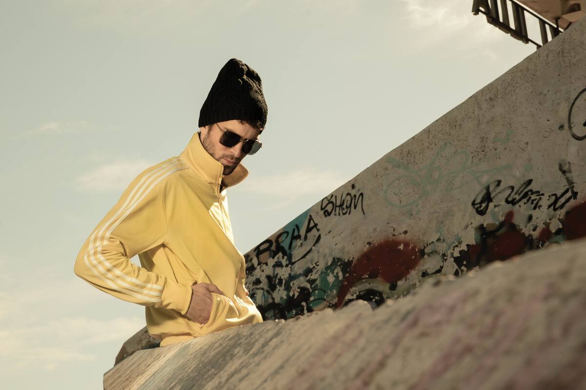 Campera deportiva (Adidas), gorro tejido (Equus)