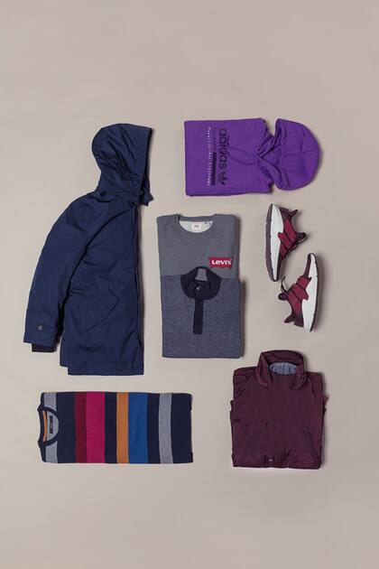 Campera impermeable ($14.850), buzo con capucha (Adidas $3799), buzo con cuello redondo (Levis, $2690), suéter media polera (Giesso, $4886), zapatillas (Adidas Originals $2799), suéter rayado y campera impermeable (Perramus, $3740 y $7490).