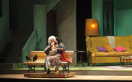 Campi como Mamá Cora, en una de las escenas de Esperando la carroza, la única obra de la temporada pasada que forma parte del listado de espectáculos más vistos en la cartelera actual
