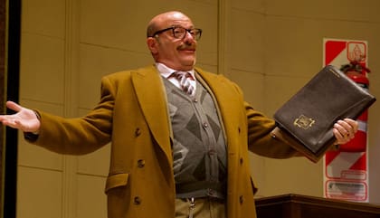 Campi se luce en la piel de un descarnado administrador en ¿Qué hacemos con Walter?