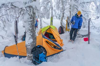 Camping en el bosque nevado.