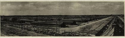 Campo de concentración de Auschwitz: vista de Birkenau / Sección B. Foto tomada por guardia o SS.