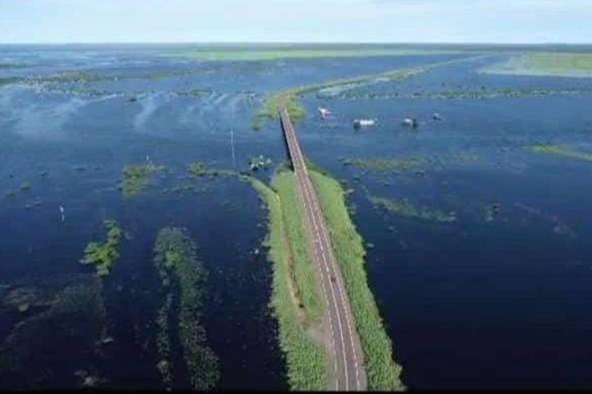 Campos cubiertos por el agua en el departamento de Mercedes luego del desborde del río Corriente