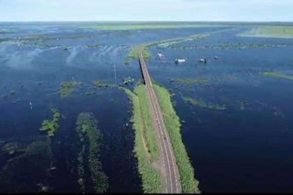 Campos cubiertos por el agua en el departamento de Mercedes luego del desborde del río Corriente