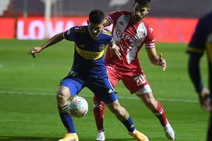 Campuzano controla la pelota frente a Cordero, de buena tarea