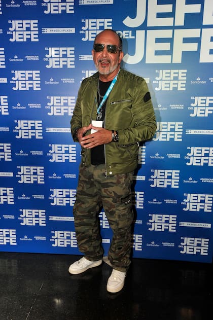 Camuflado y verde militar, el look que eligió Alejandro Fiore para la velada