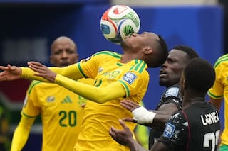 Canadá anota en tiempo añadido para vencer 1-0 a Sudáfrica y clasificar a octavos de final del Mundial
