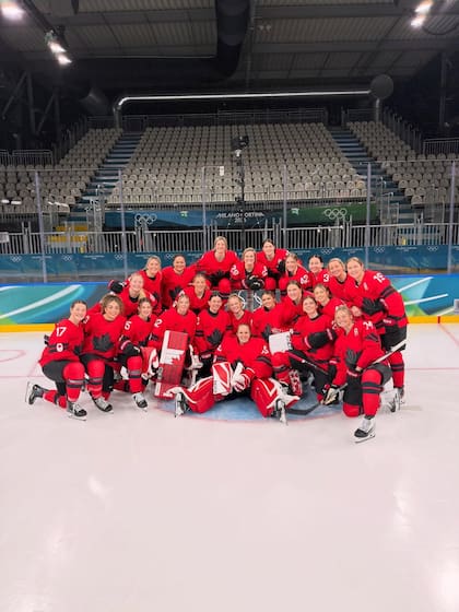 Canadá compite en hockey sobre hielo femenino en los Juegos Olímpicos de Invierno (Foto: Instagram @pou29)