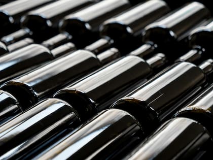Canadá, por ejemplo, prohíbe el ingreso de botellas en las que el vidrio pese más de 450 gramos
