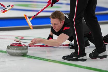 Canadá recibe advertencia tras acusaciones de trampa e insultos en curling olímpico de invierno