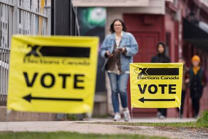 Canadá vota en una elección dominada por la guerra comercial de Trump y su retórica