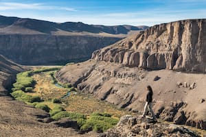 Cañadón del Río Pinturas: recorrerlo a pie permite comprender mejor cómo fue que los antiguos pobladores llegaron a ese lugar, cómo cazaban y cómo usaban las cuevas para resguardarse.