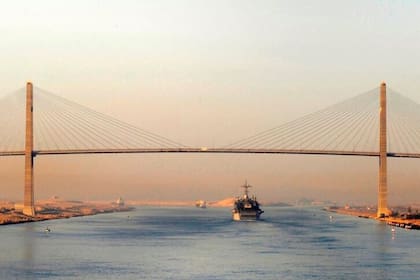 Canal de Suez: la obra fue hecha para conectar el mar Mediterráneo con el mar Rojo, pero con el calentamiento global y los conflictos árabes por el canal han surgido otras rutas alternativas
