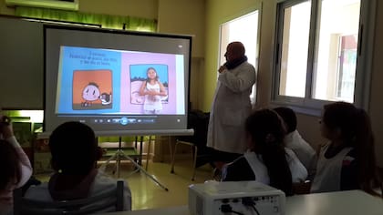 Canales se acerca a las escuelas para que los alumnos conozcan los videolibros, una plataforma gratuita que contiene cuentos narrados en LSA