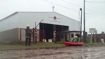 Cañas de pescar y kayacs, el reclamo irónico de los bomberos