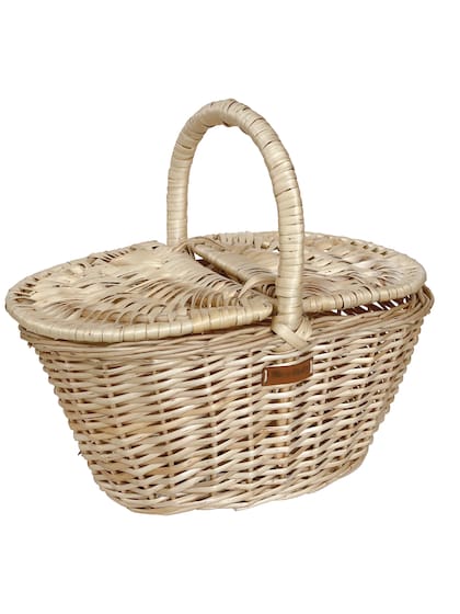 Canasta artesanal de mimbre hecha en Argentina, ideal para el picnic. ($2.990; Ollie & Ruby)