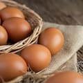 El motivo por el que los huevos se venden sin frío en el supermercado, pero exigen heladera en casa