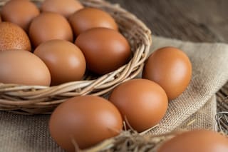 El motivo por el que los huevos se venden sin frío en el supermercado, pero exigen heladera en casa
