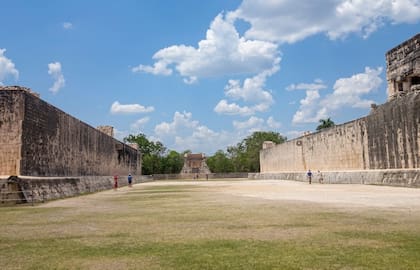 Cancha de juego de pelota mesoamericano en Chichén Itzá