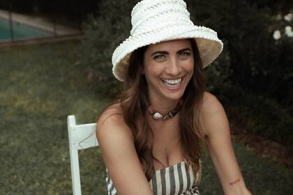 Cancherísima, Vicky se protegió del sol con un sombrero tejido.