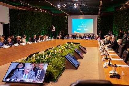 Cancilleres y ministros de Economía, reunidos en la víspera de la 63ra. cumbre de Mercosur, en Río de Janeiro, el 6 de diciembre de 2023. (AP Foto/Silvia Izquierdo)