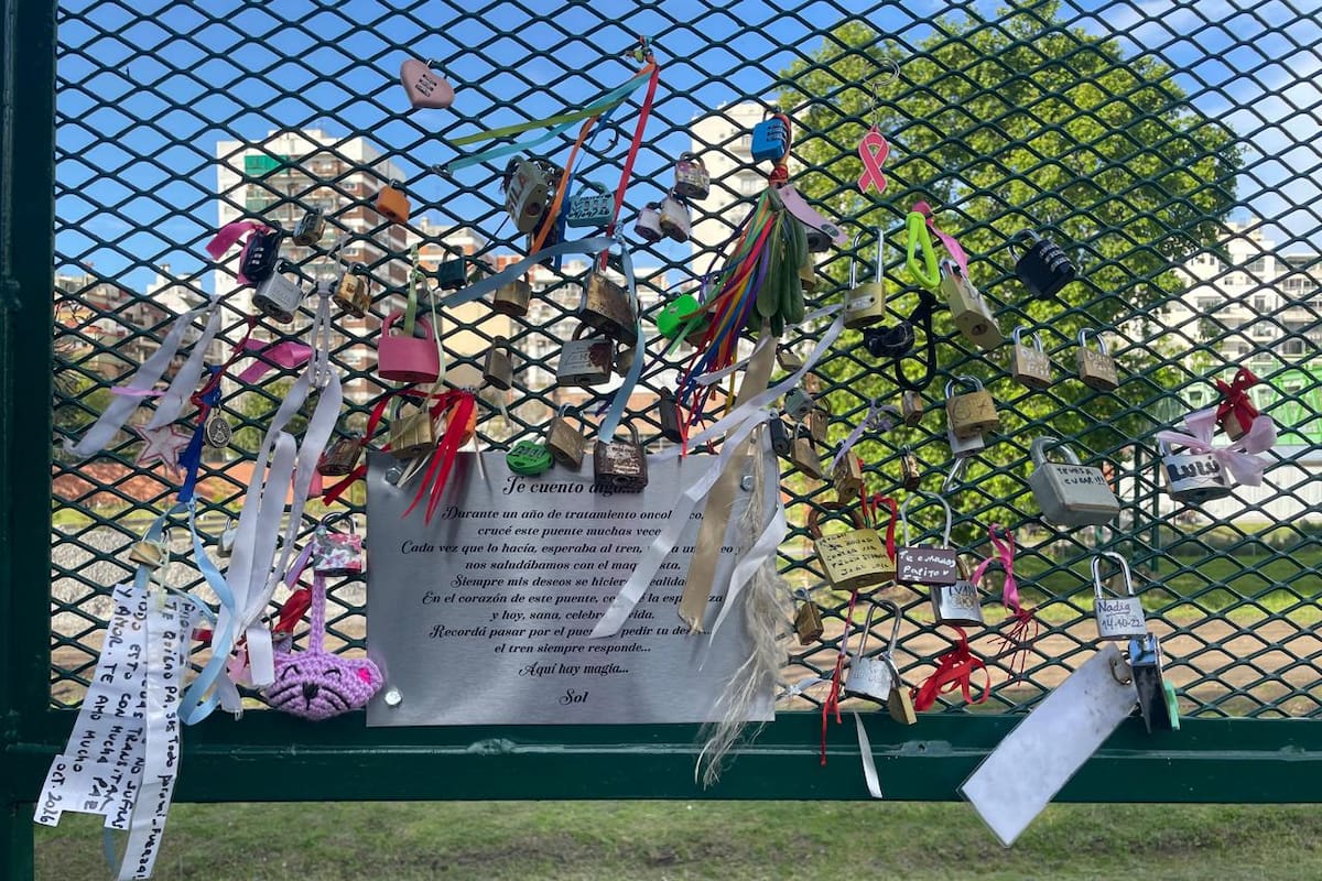 Candados, cintas y mensajes acompañan la placa que dio origen al proyecto para renombrar el tradicional Puente Zabala