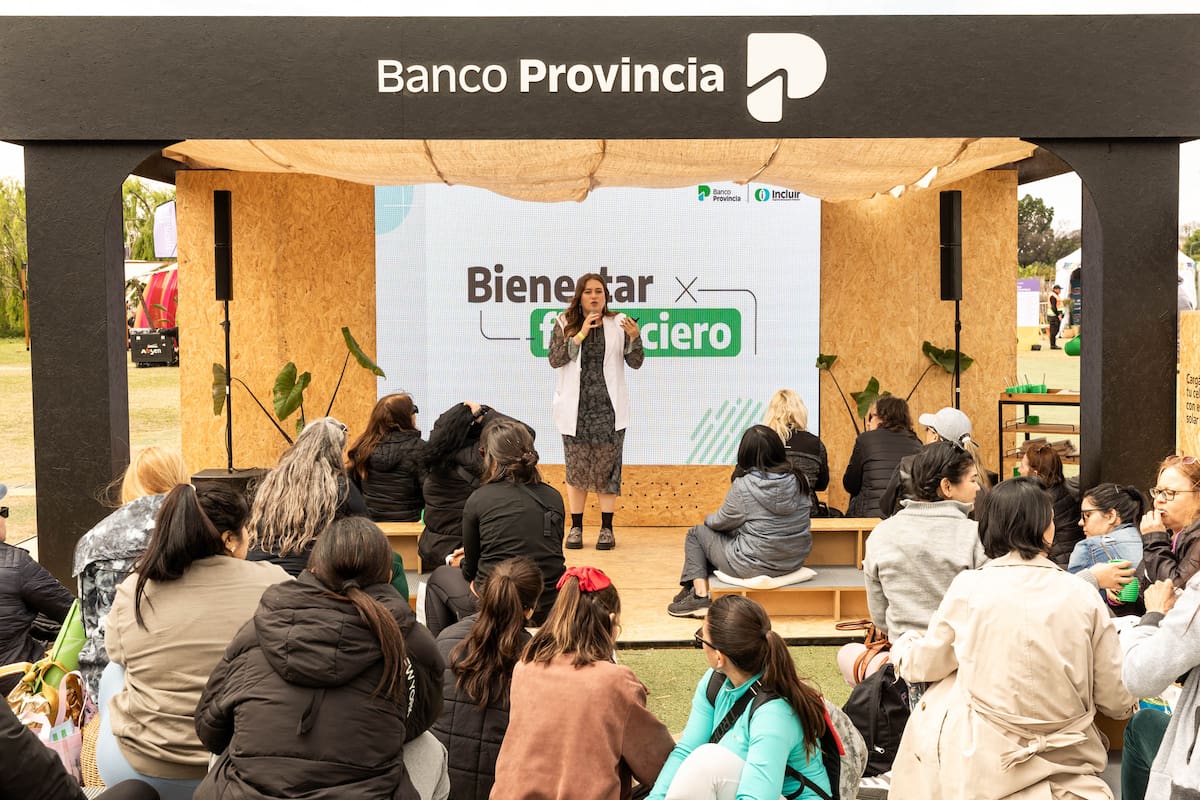 Cande Botto, al frente de la charla-mateada sobre bienestar financiero en el stand de Banco Provincia.