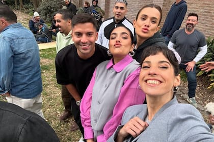 Cande Molfese y Gastón Edul aparecieron muy acaramelados en un festejo de Bake Off Famosos