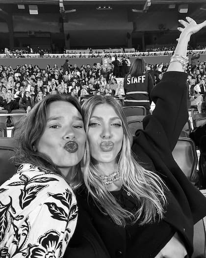 Cande Ruggeri y Manu Viale juntas en el concierto de María Becerra en River