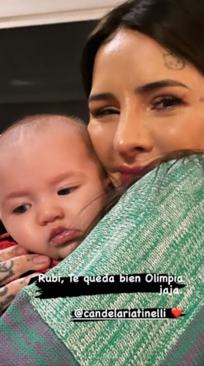 Cande Tinelli con Olimpia, la hija de Paula Kohan, en brazos