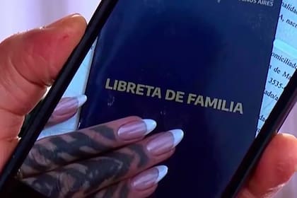 Cande Tinelli mostró su libreta de casamiento para demostrar que tuvo una unión civil (Captura video)