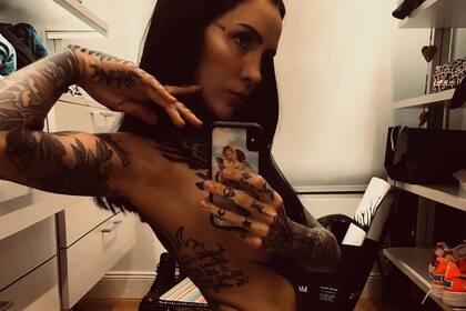 Cande Tinelli posó en las redes con su cuerpo bronceado