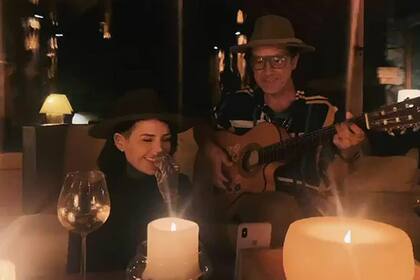 Cande Tinelli y Coti cantaron juntos a la luz de las velas en una noche romántica -Fuente: Instagram