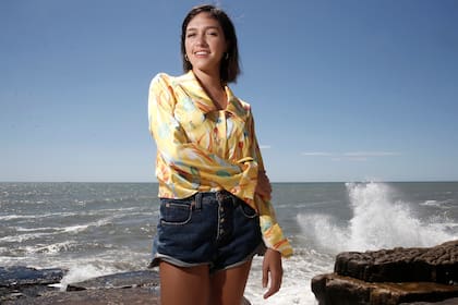 Cande Vetrano estaba estudiando teatro clásico en Londres cuando le avisaron del casting para Los martes, orquídeas; voló, llegó, el mismo día se presentó al casting y quedó