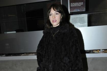 Cande Vetrano, una de las actrices de ATAV, abrigada para la ocasión