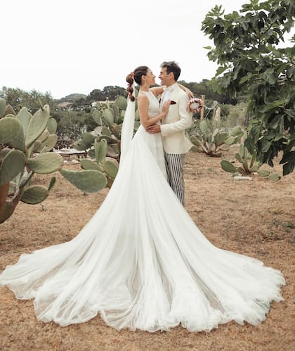 La novia optó por un vestido romántico de Rosa Clará, la diseñadora que eligen las grandes novias en España, pero le sumó un toque rockero con botas plateadas
