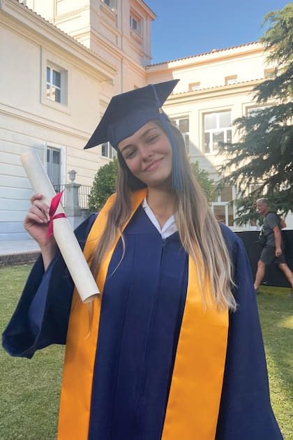 Candela caracterizada como Máxima Zorreguieta cuando egresó del colegio Northlands.