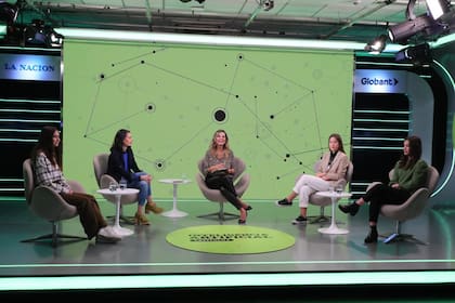 Candela Castillo (estudiante universitaria de IA), Melina Masnatta (Globant), Carla Quiroga (LA NACION), María Mora Vigo Malusardi (estudiante universitaria de IA) y Delfina Chavez Blasi (estudiante universitaria de IA)