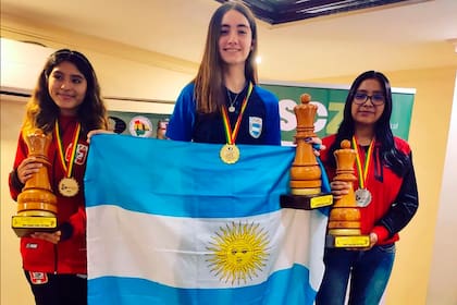 Candela en la cima del podio y con la bandera argentina; la bonaerense sigue acumulando títulos de campeona.