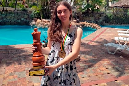 Candela Francisco muestra el trofeo de una de sus conquistas, la del Sub 20 de Santa Cruz de la Sierra, Bolivia.
