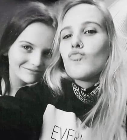 Candela junto a su hermana, Agostina, cuando eran más jóvenes