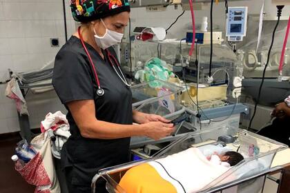 Candela nació prematura y está en un hospital de General Pachecho, a 23 kilómetros de donde está aislada su madre
