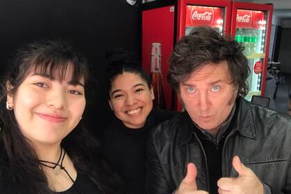 Candela Saavedra (izquierda) y su compañera de trabajo Vanina Valdéz en una selfie con el presidente Milei