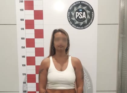 Candela Salazar, detenida en el Aeropuerto de Córdoba.